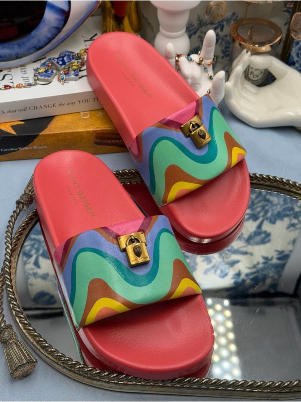 🆕 KURT GEIGER LONDON 🧿 NWOB Brixton Padlock Slider, Pink Rainbow Swirl